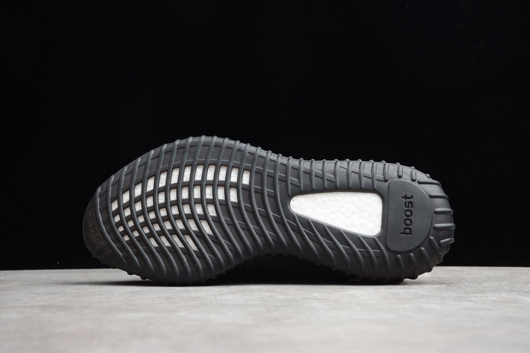 Adidas Yeezy 350 – Negro / Rojo