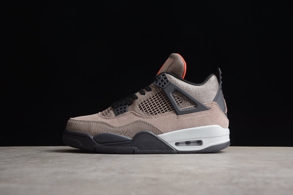 Air Jordan 4 – Marrón / Negro