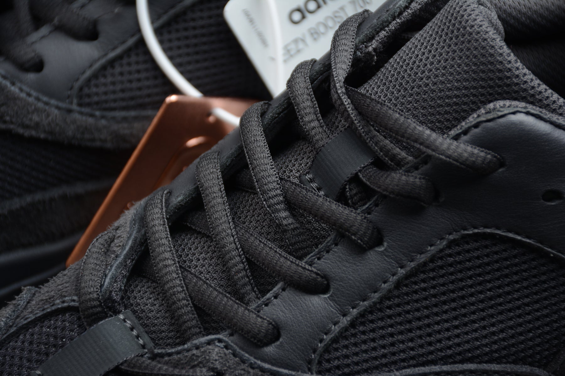 Adidas Yeezy 700 – Gris Oscuro
