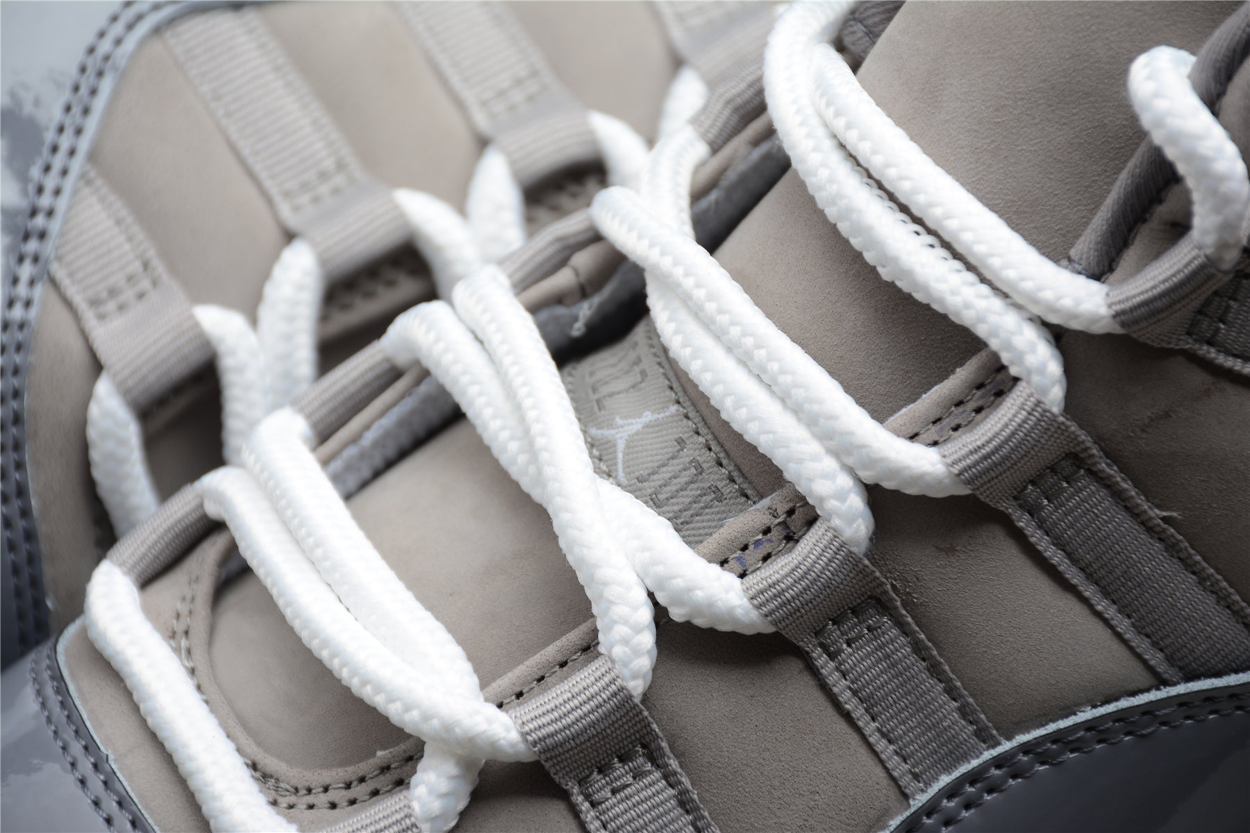 Air Jordan 11 – Gris