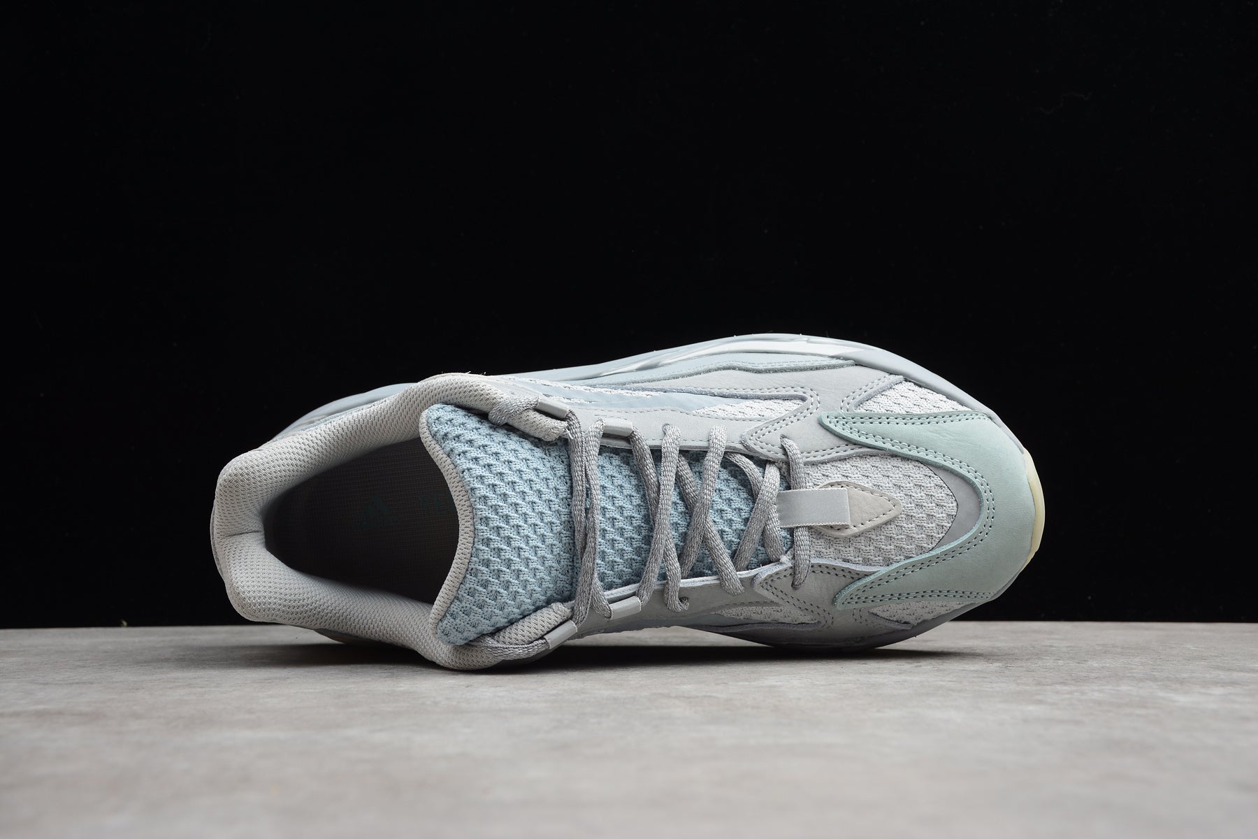 Adidas Yeezy 700 – Azul / Naranja