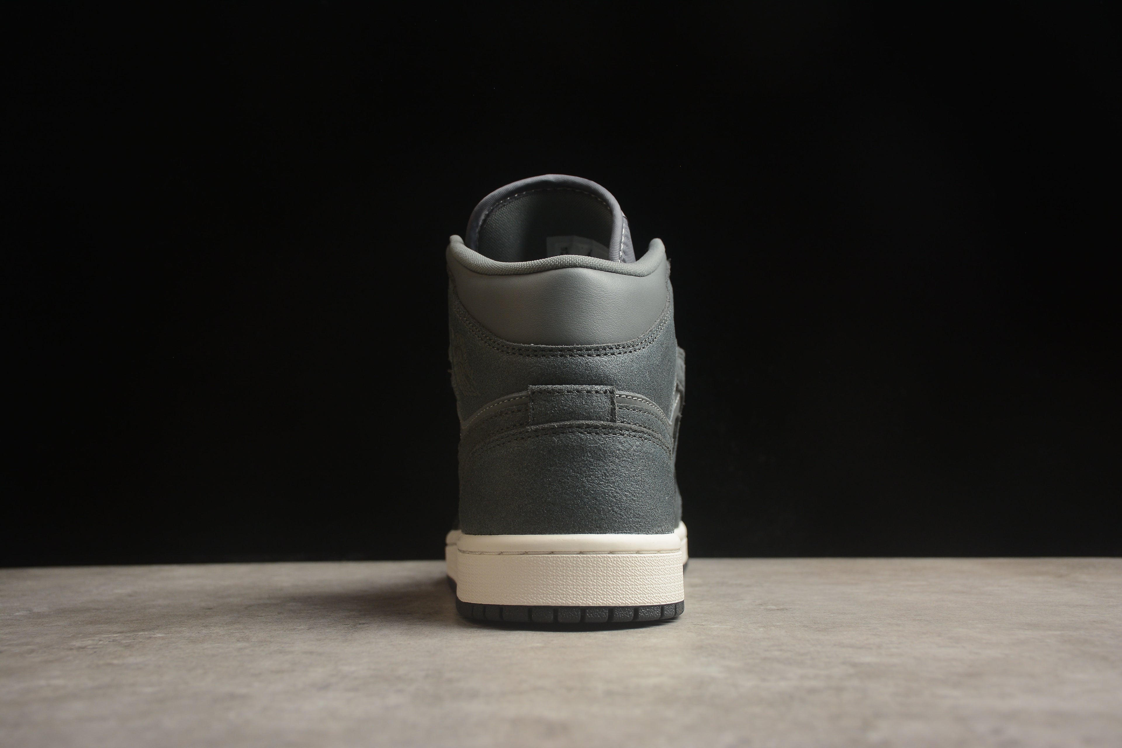 Air Jordan 1 Mid – Gris Oscuro