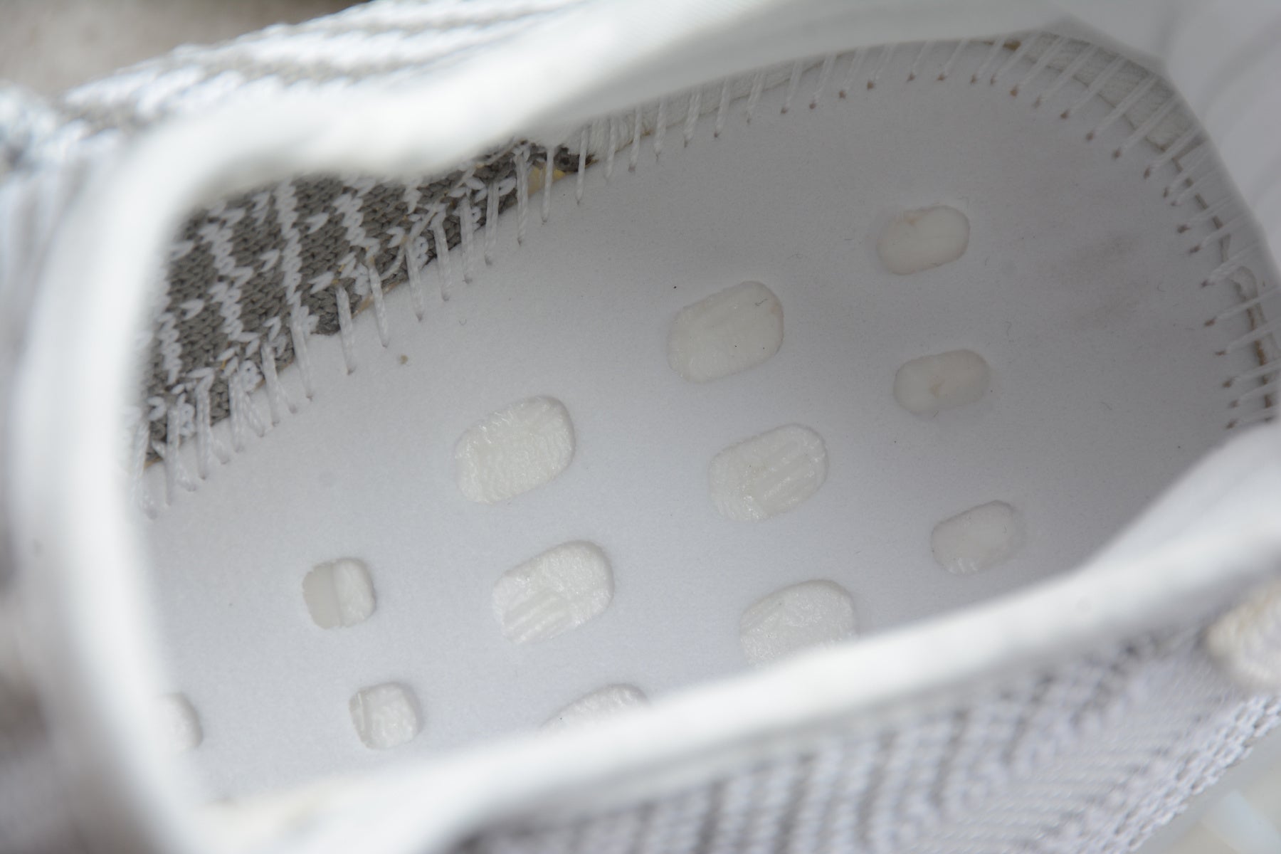 Adidas Yeezy 350 – Blanco / Gris