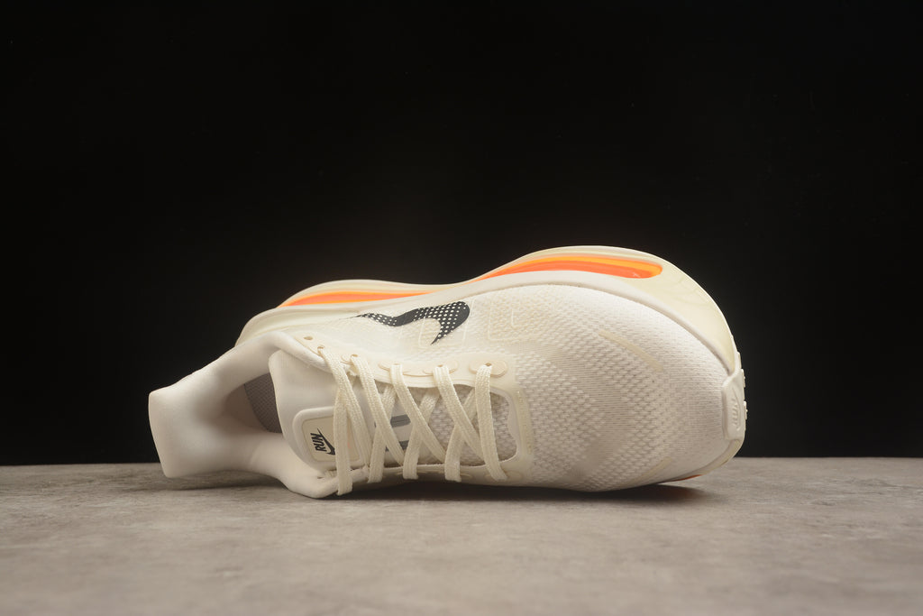 Vomero Premium – Beige / Naranja