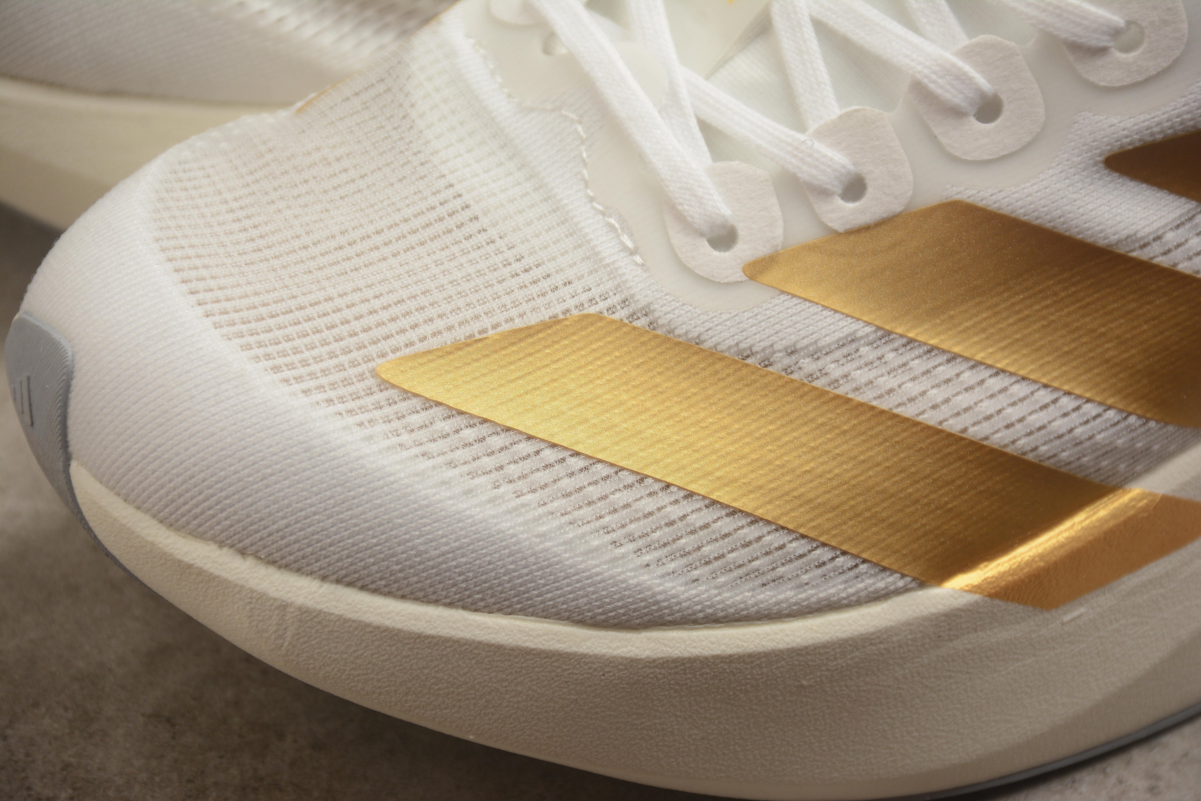 Adidas Adizero Evo SL – Blanco / Dorado