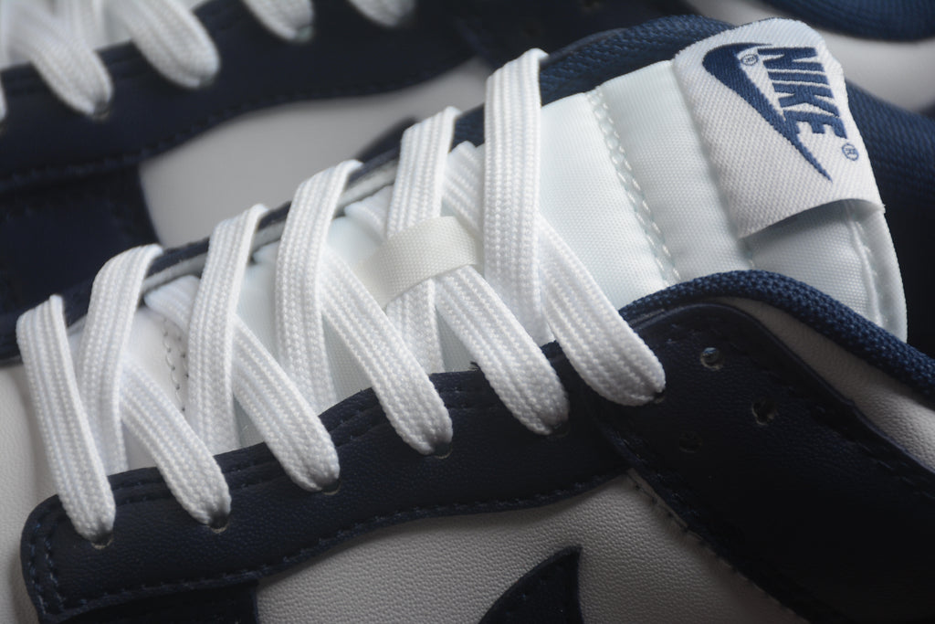 Dunk SB – Azul Oscuro / Blanco