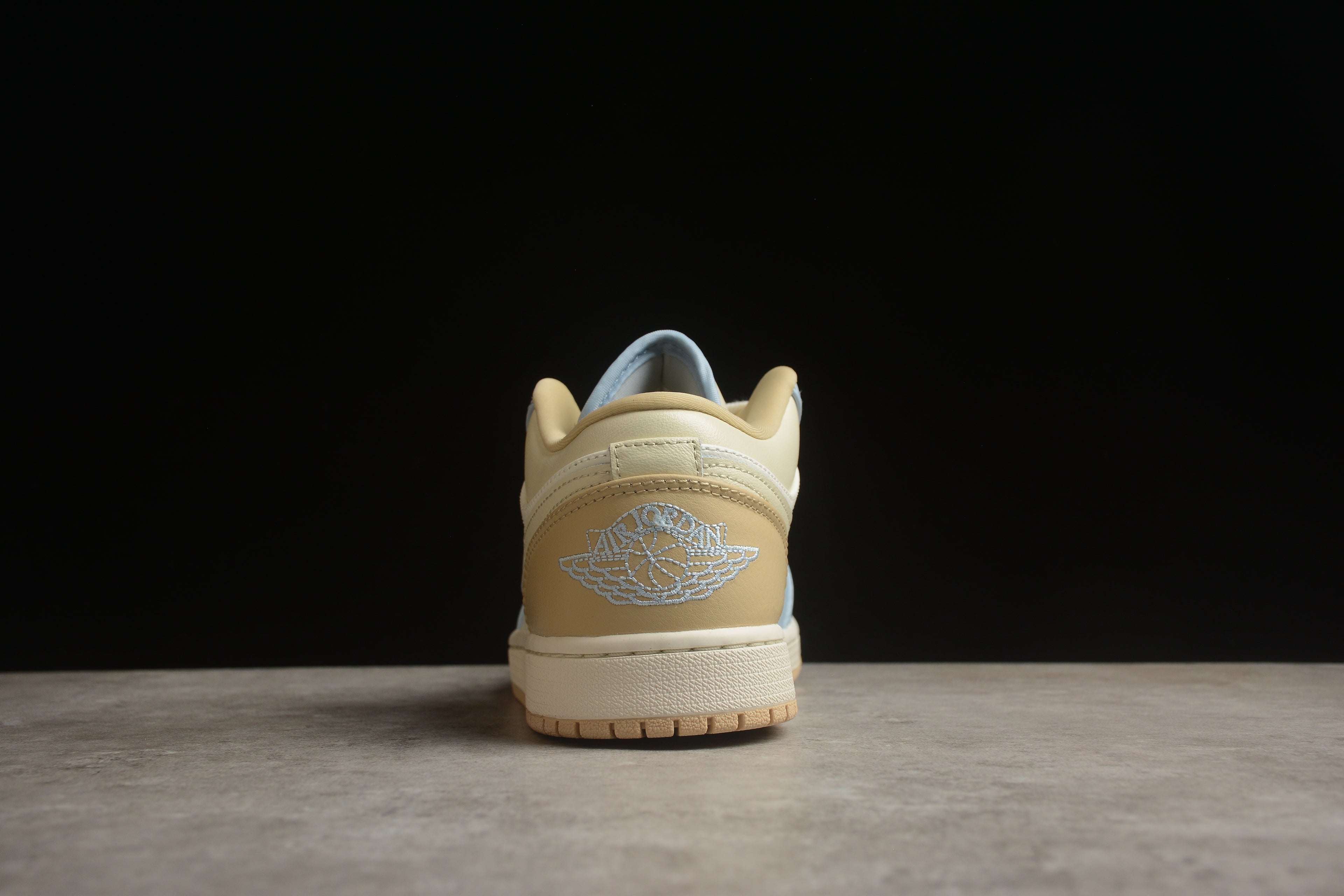 Jordan 1 Low – Beige / Azul