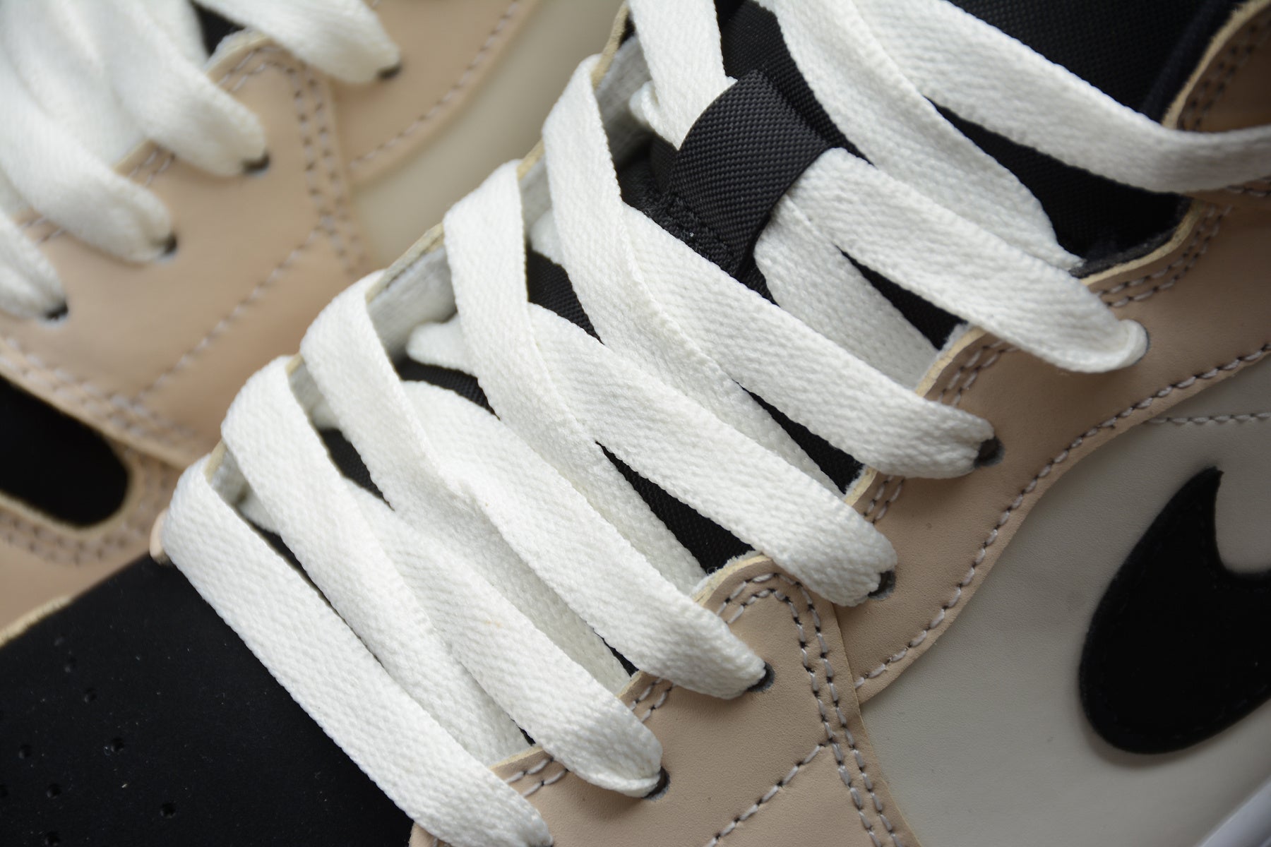 Air Jordan 1 Mid – Beige / Negro