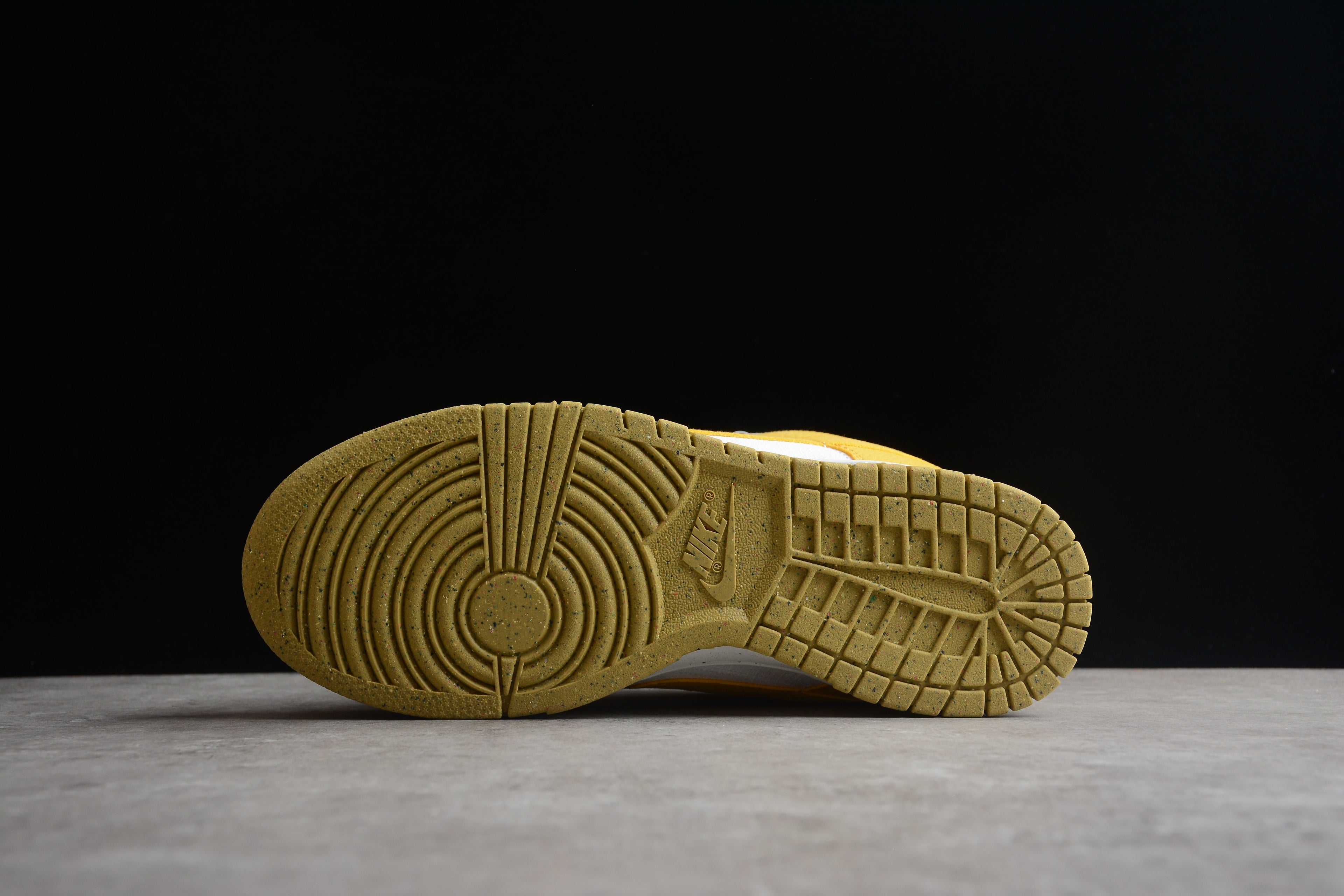 Dunk SB – Amarillo / Blanco / Negro