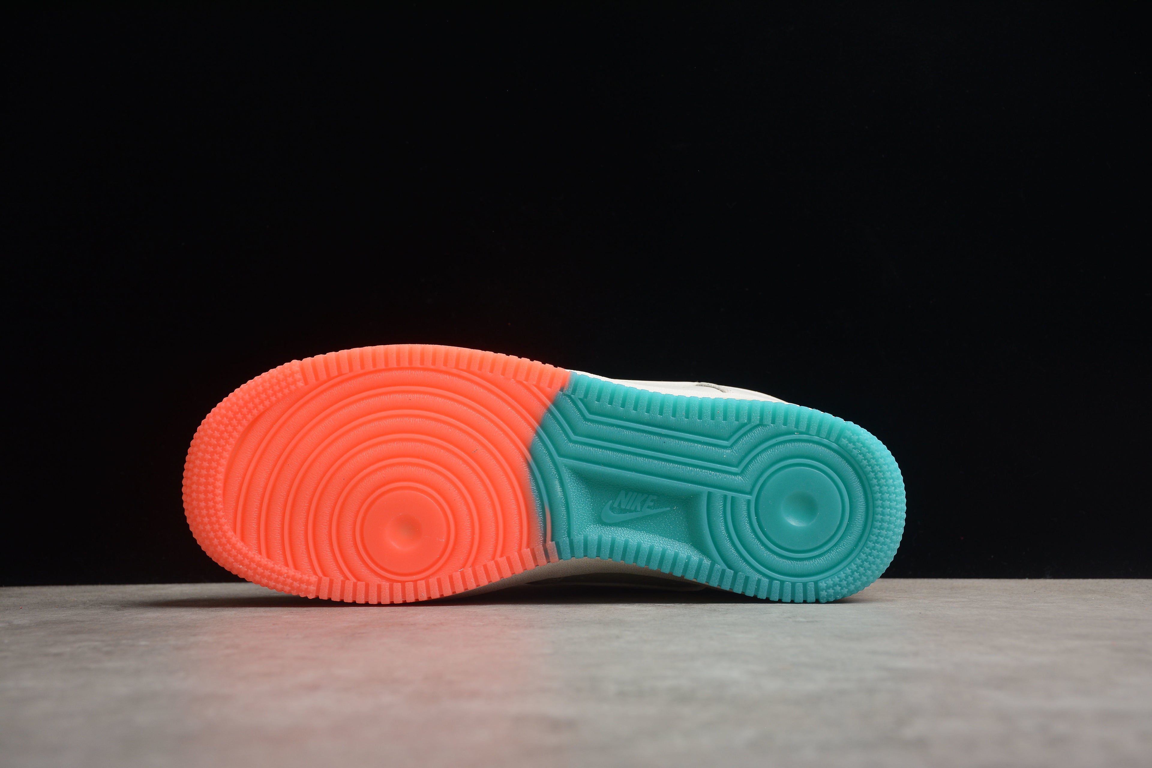 Nike Air Force 1 Low – Blanco / Naranja / Azul