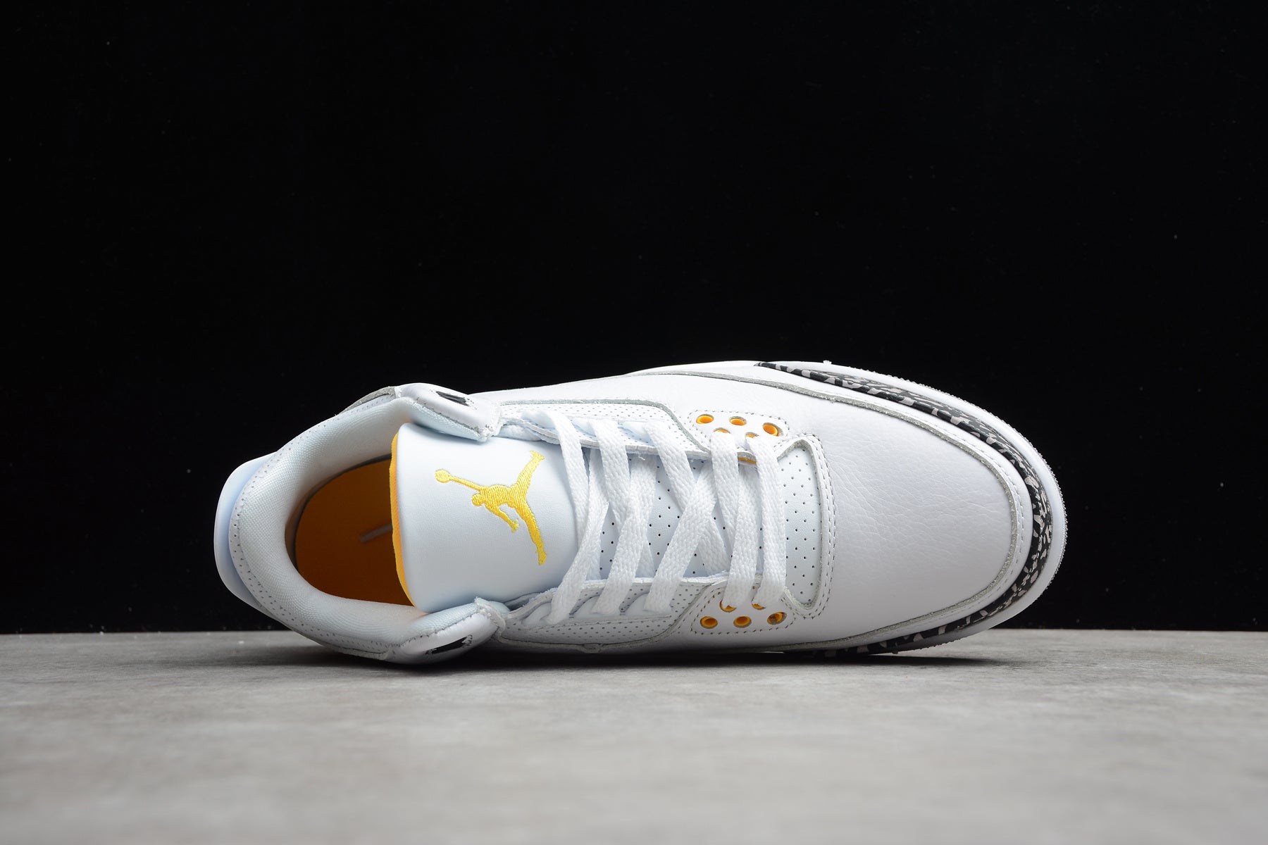 Air Jordan 3 – Blanco / Amarillo