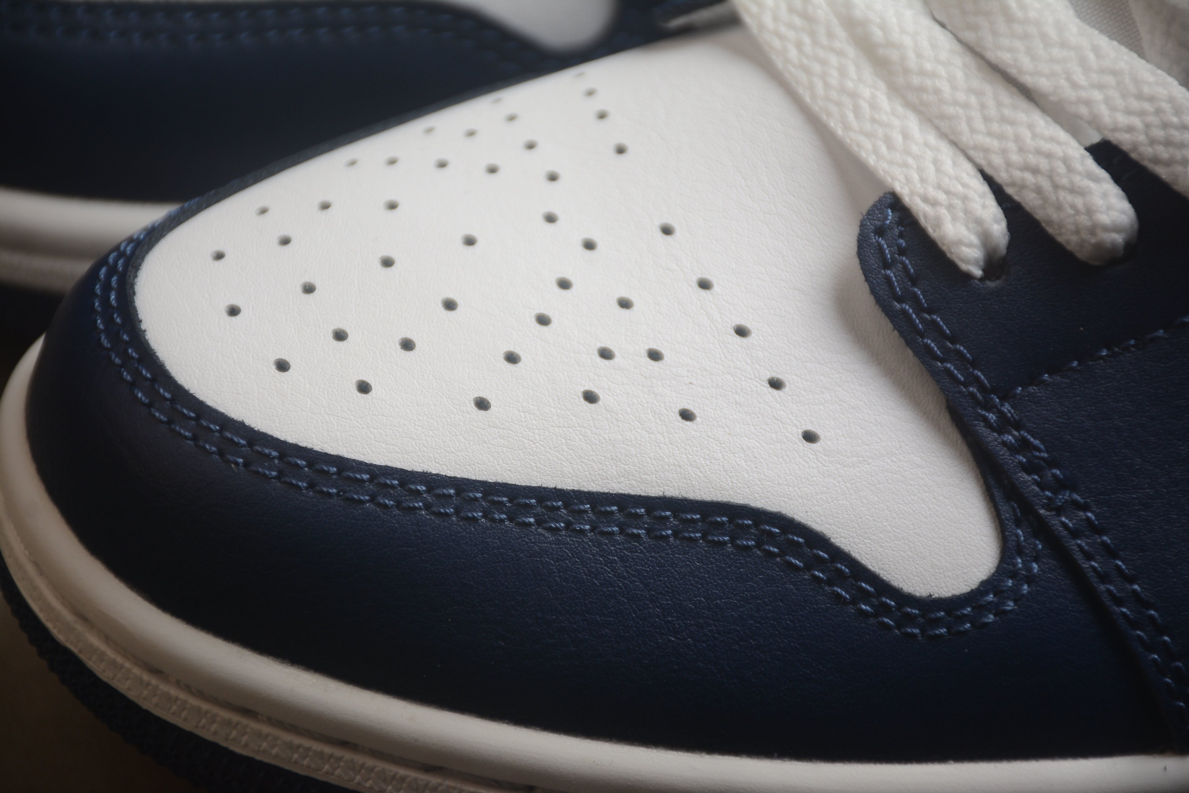 Jordan 1 Low – Azul / Blanco / Gris