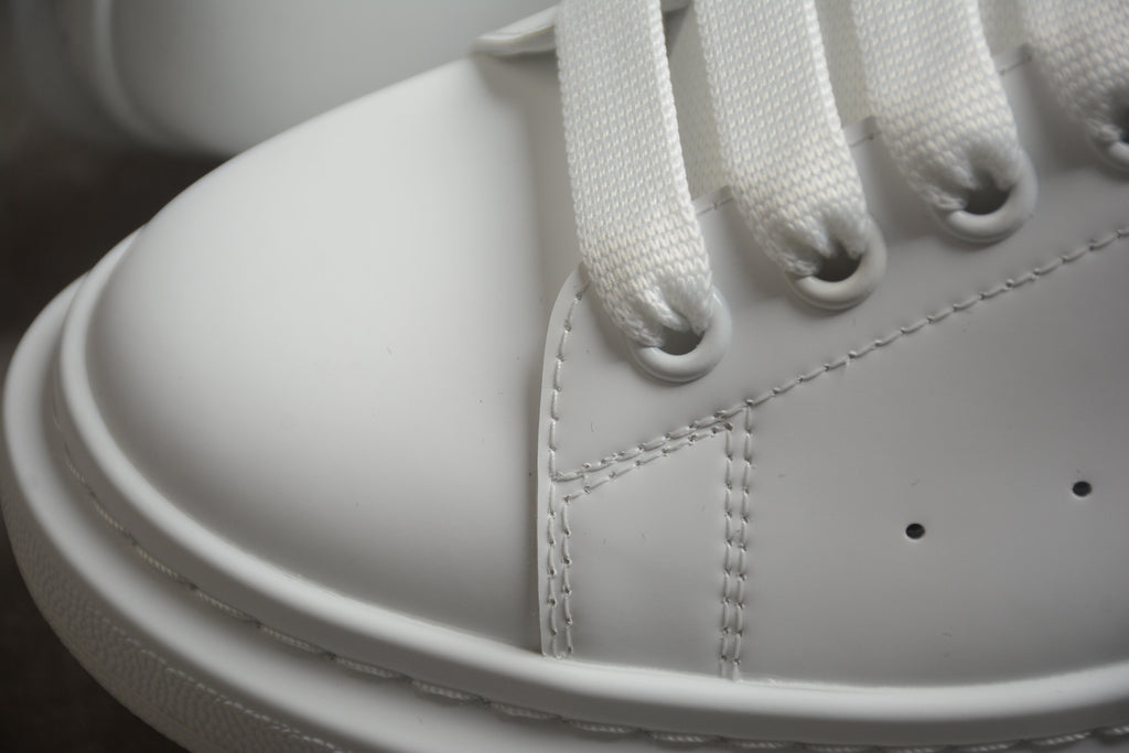 Alexander McQueen – Blanco / Azul Oscuro