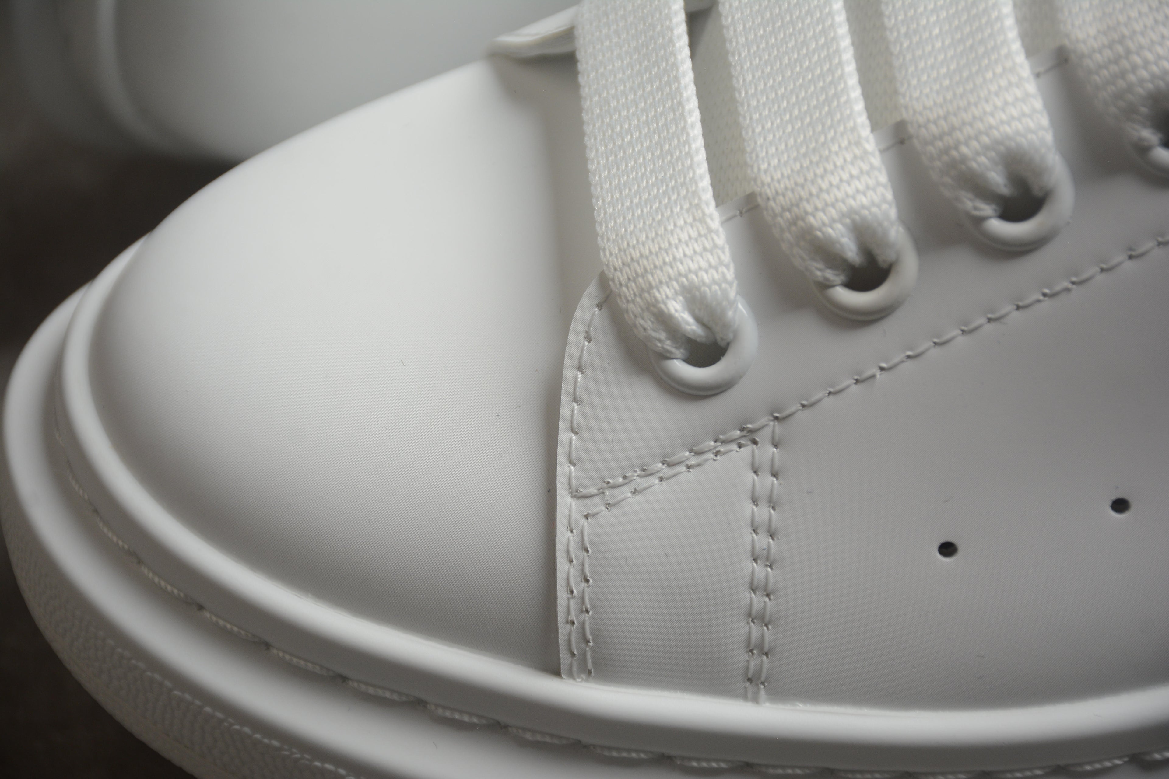 Alexander McQueen – Blanco / Azul Oscuro