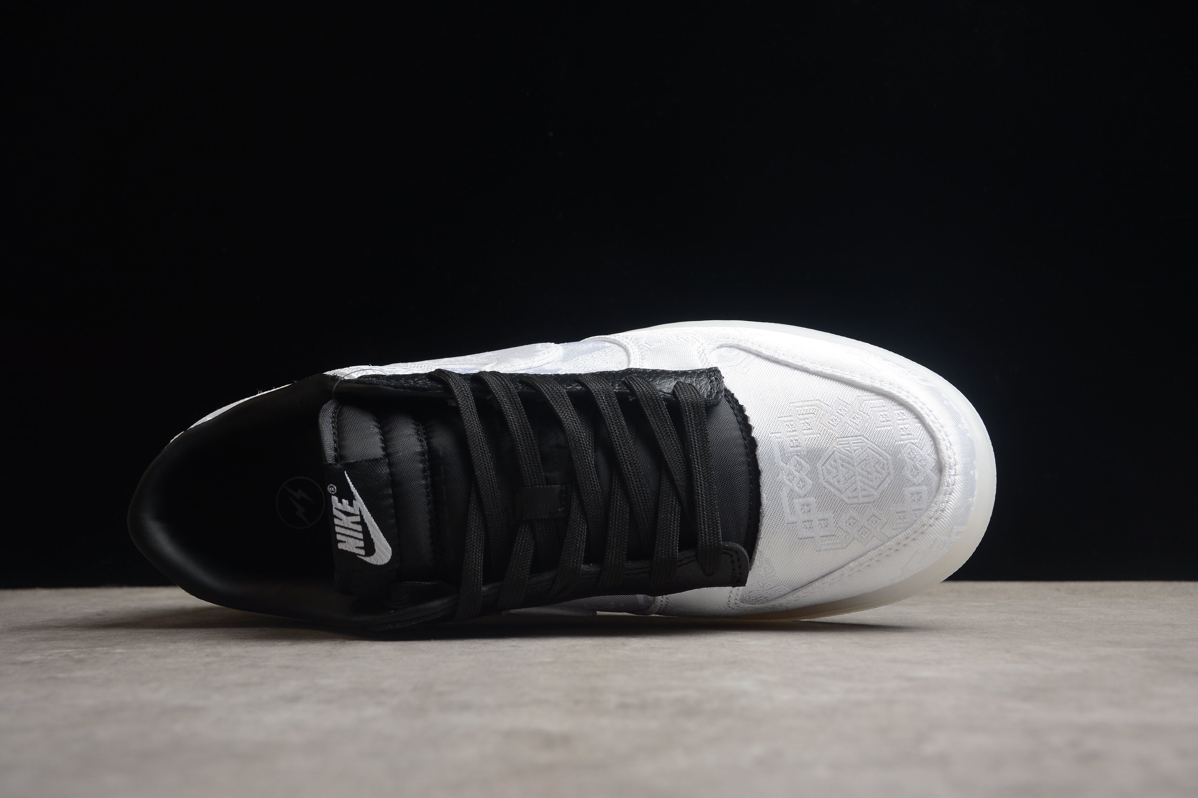 Dunk SB – Blanco / Negro