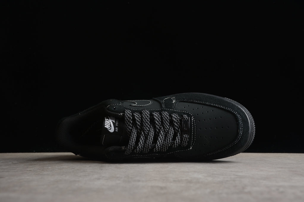 Air Force 1 Low – Negro con Detalles Blancos