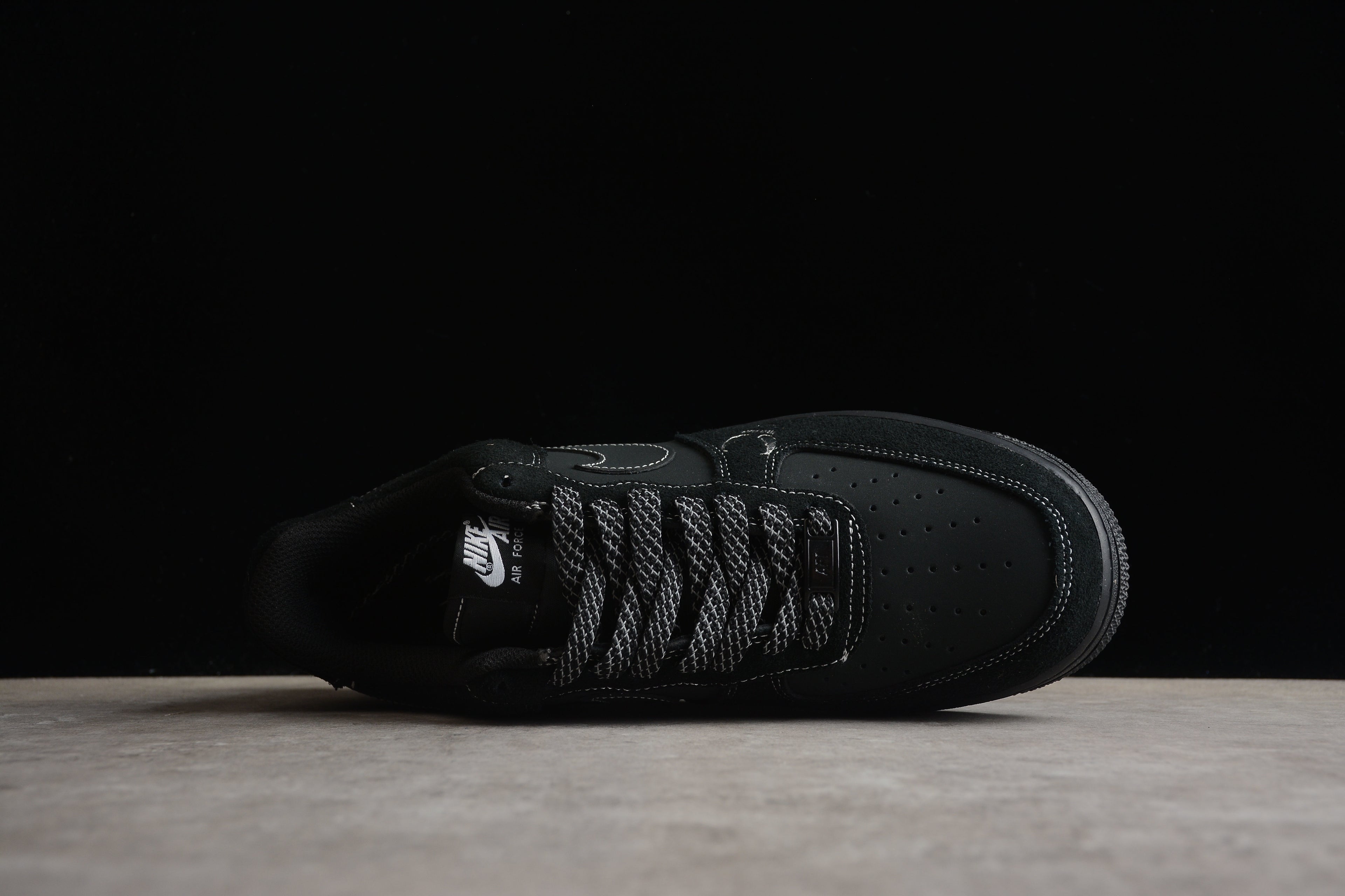Air Force 1 Low – Negro con Detalles Blancos