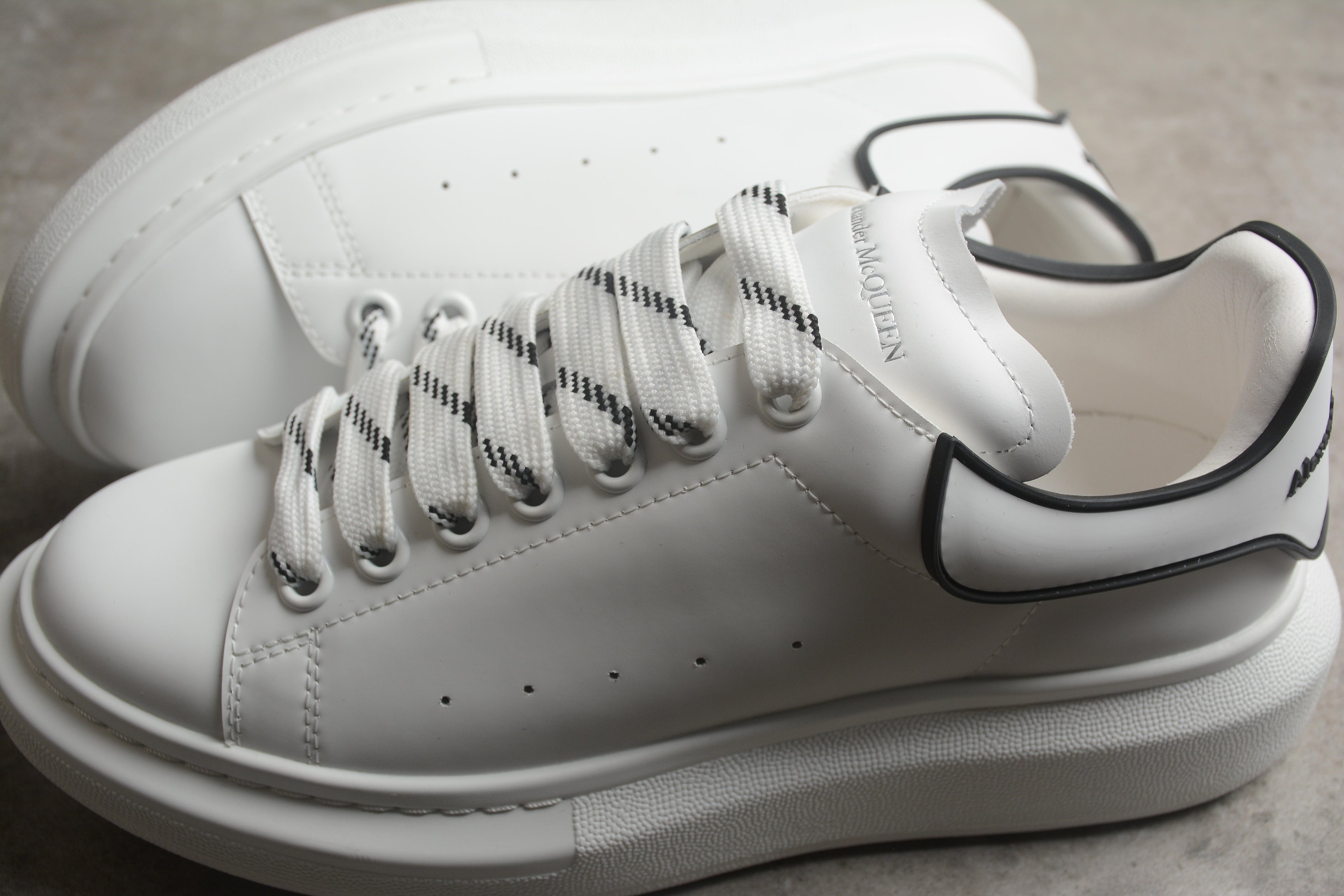 Alexander McQueen – Blanco / Líneas Negras