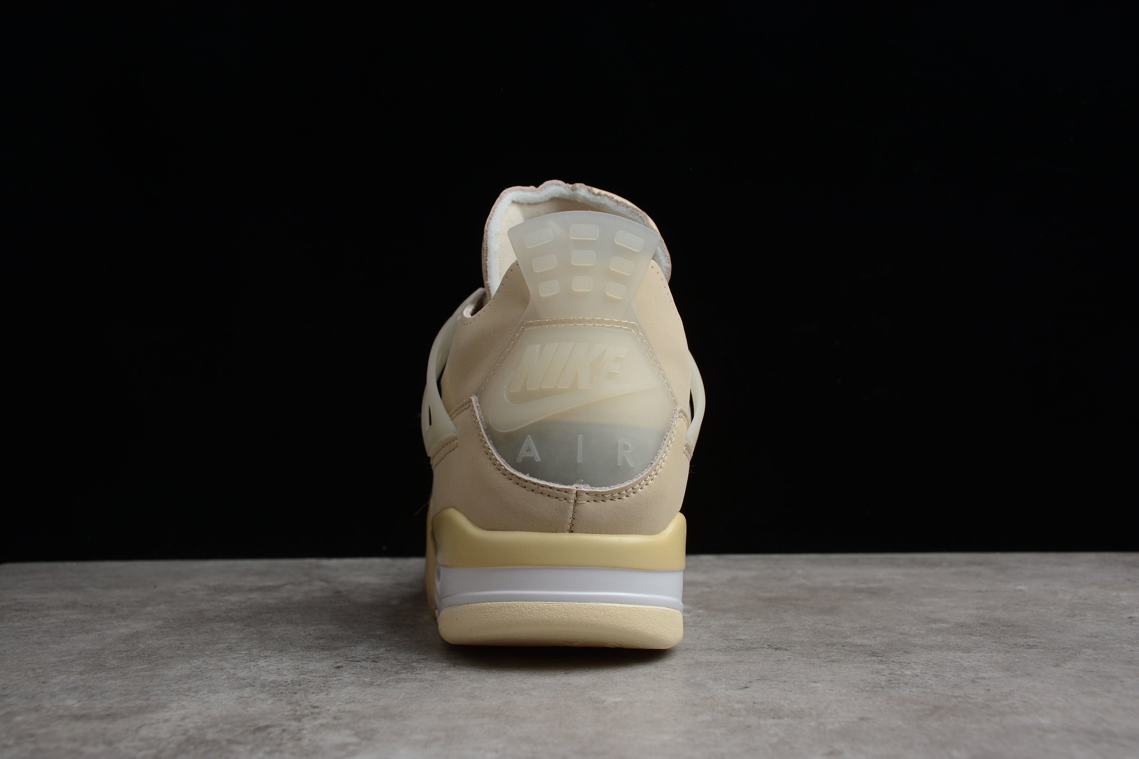 Air Jordan 4 – Beige