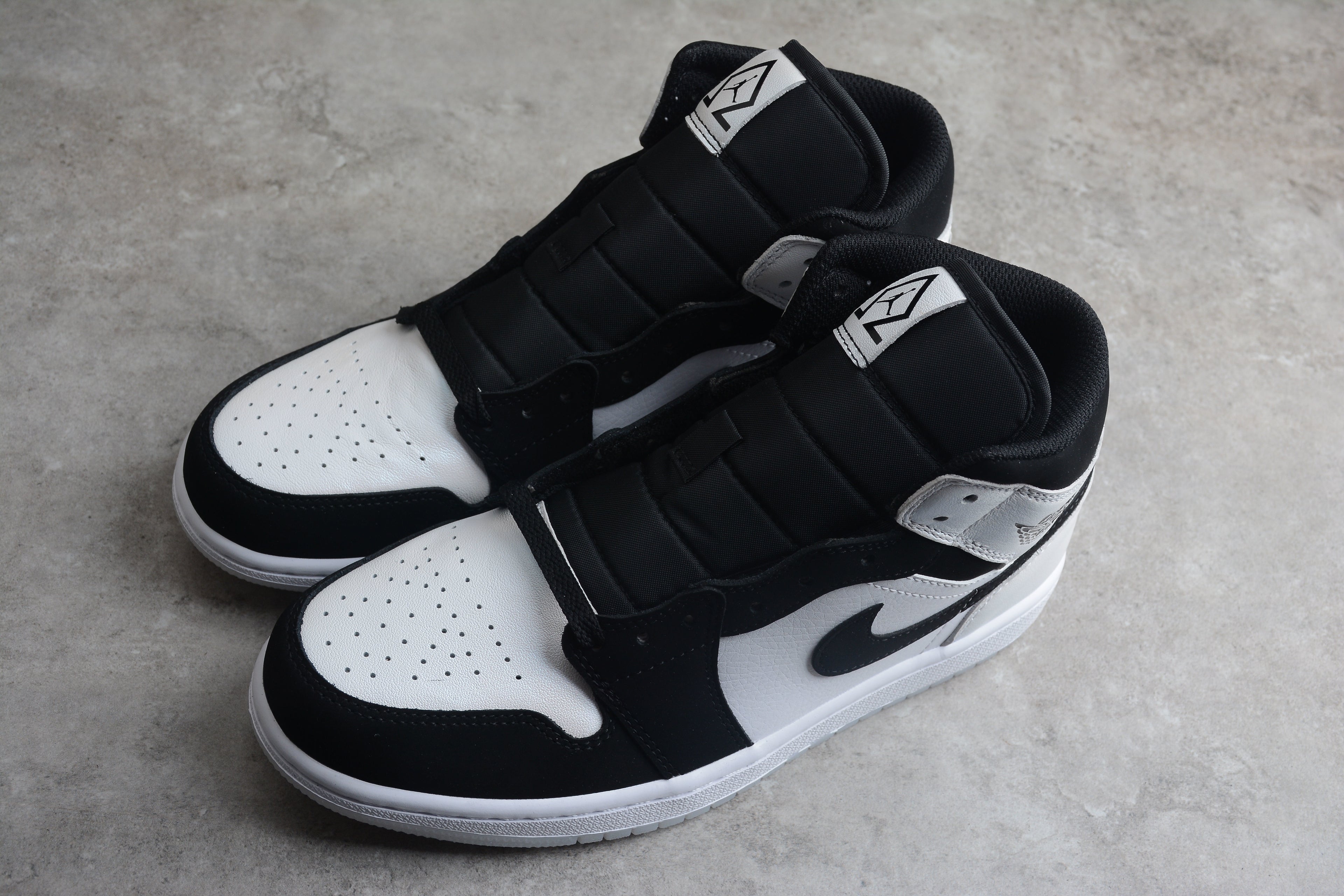Air Jordan 1 Mid – Negro / Gris