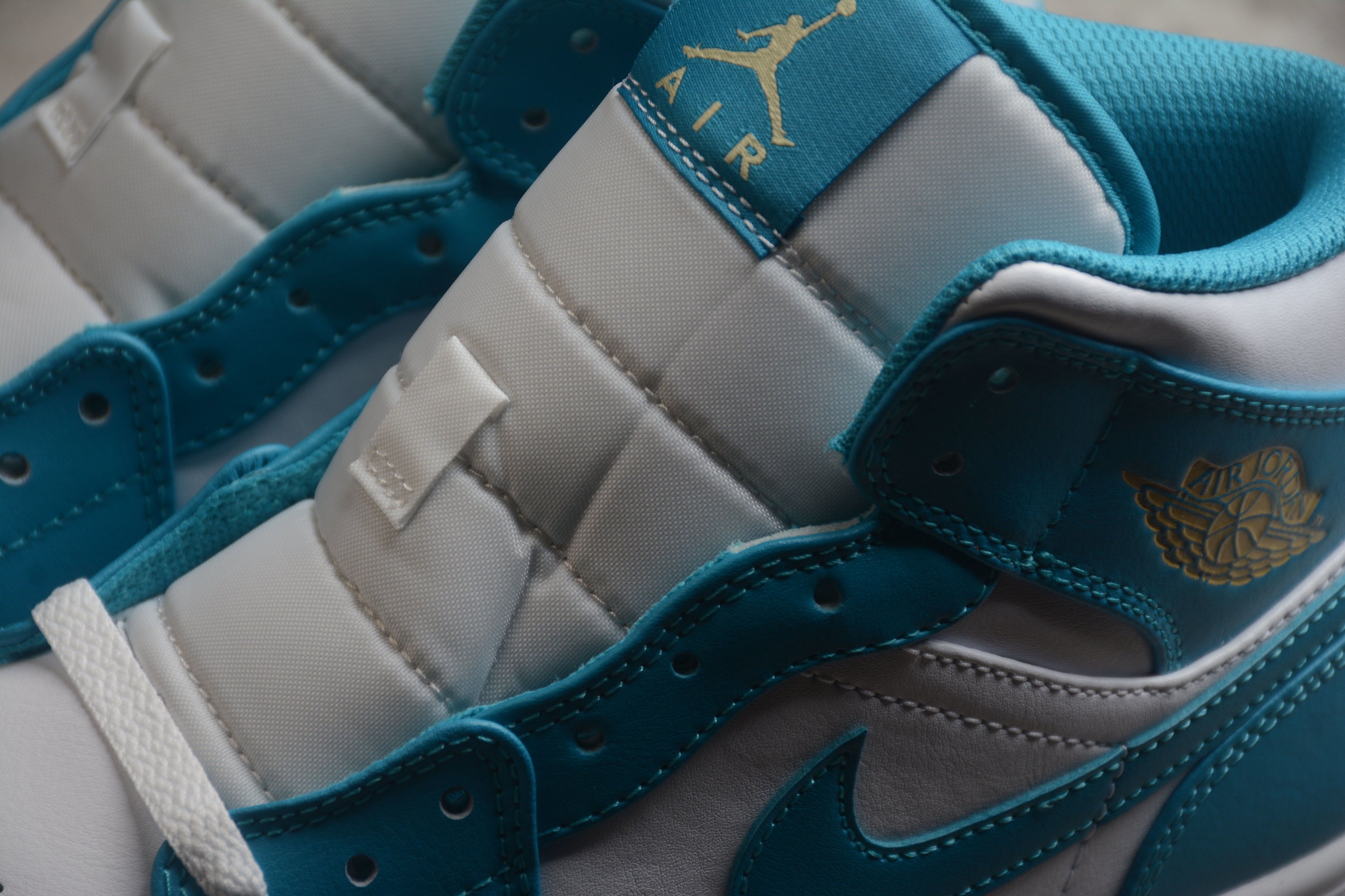 Air Jordan 1 Mid – Azul / Blanco