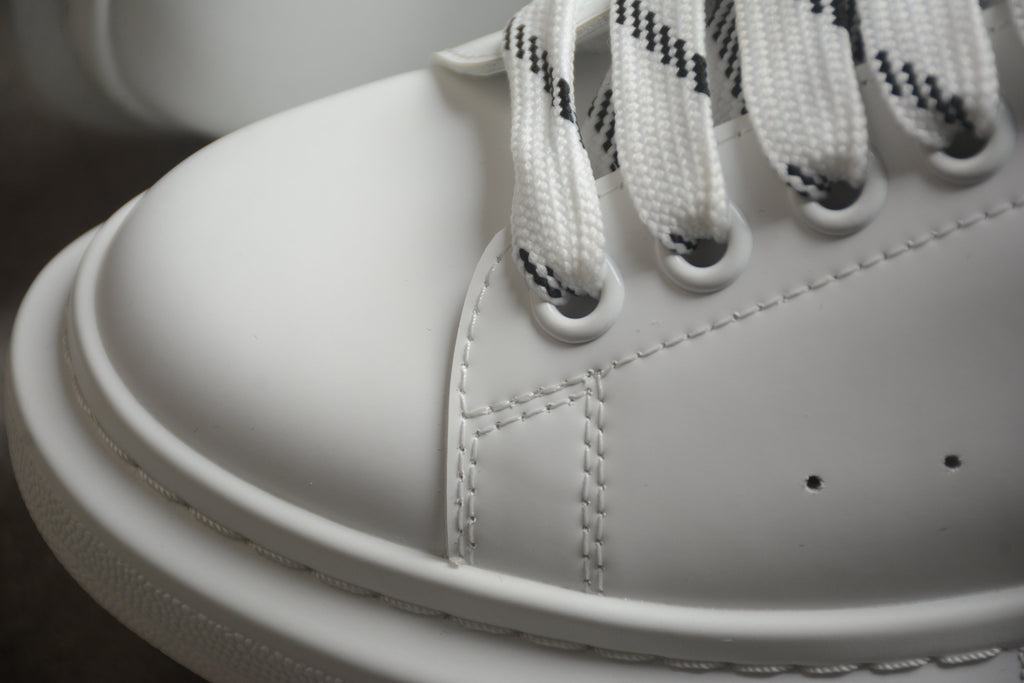Alexander McQueen – Blanco / Líneas Negras