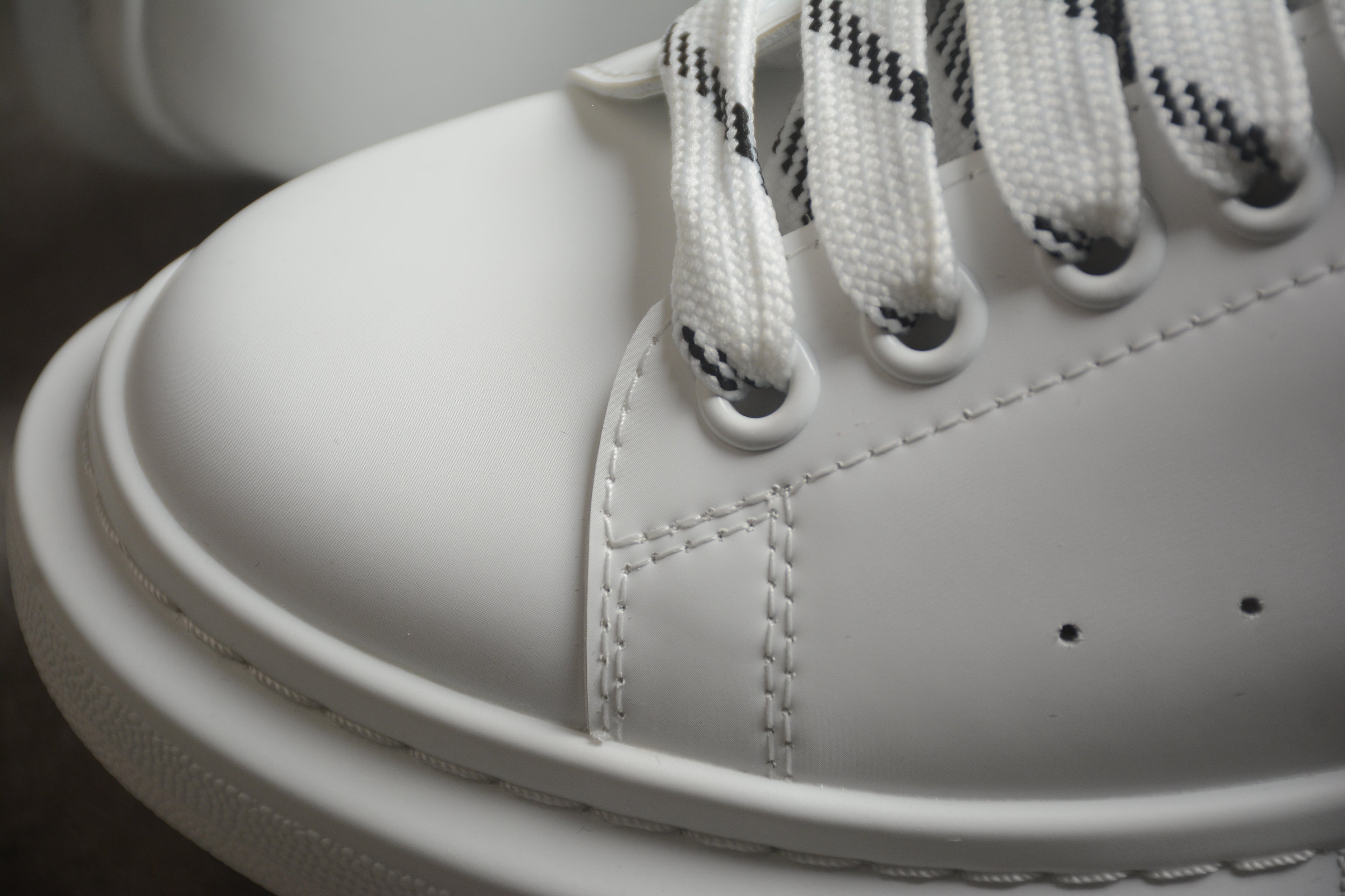 Alexander McQueen – Blanco / Líneas Negras
