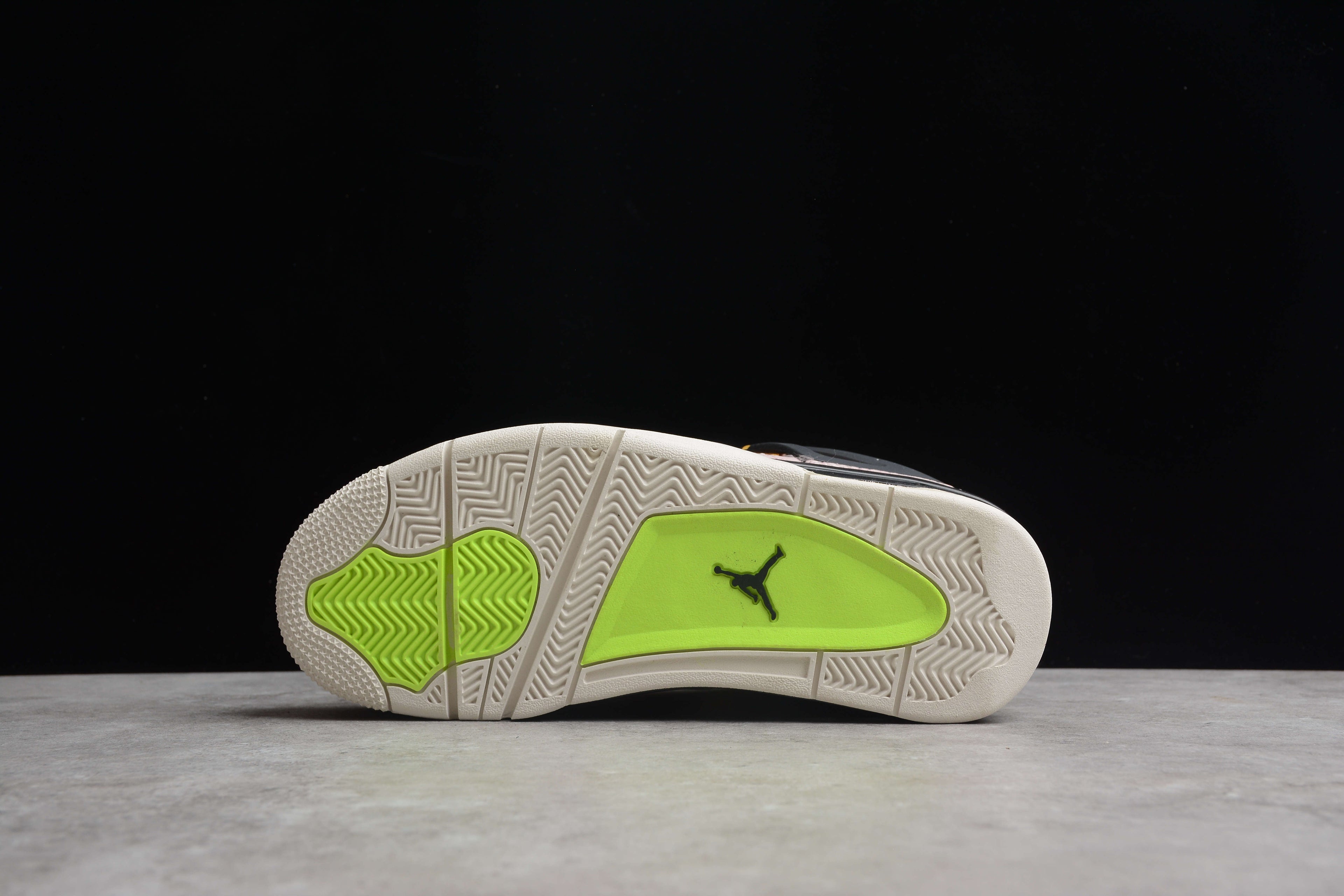 Air Jordan 4 – Rosa / Negro / Dorado