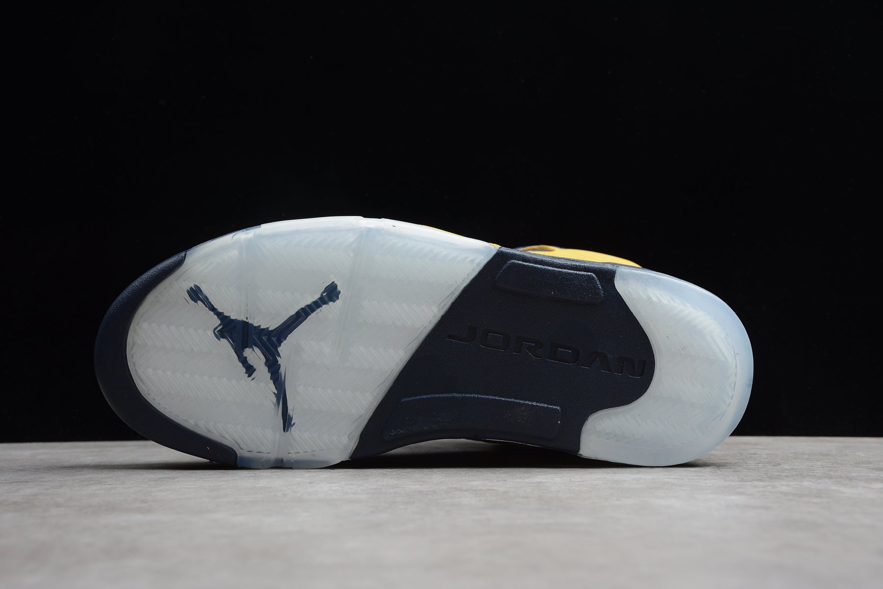 Air Jordan 5 – Amarillo