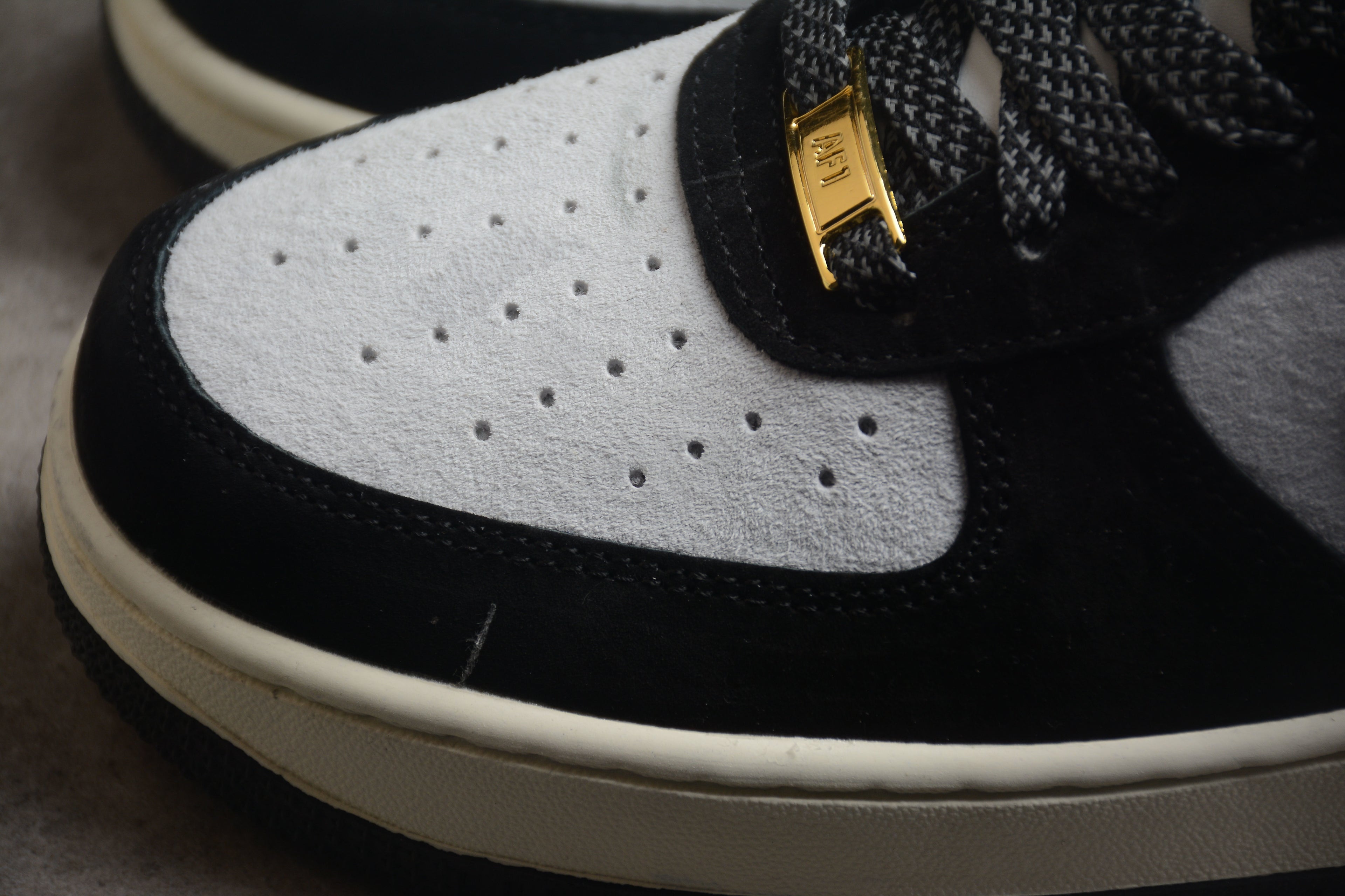 Air Force 1 Low – Negro / Gris / Amarillo