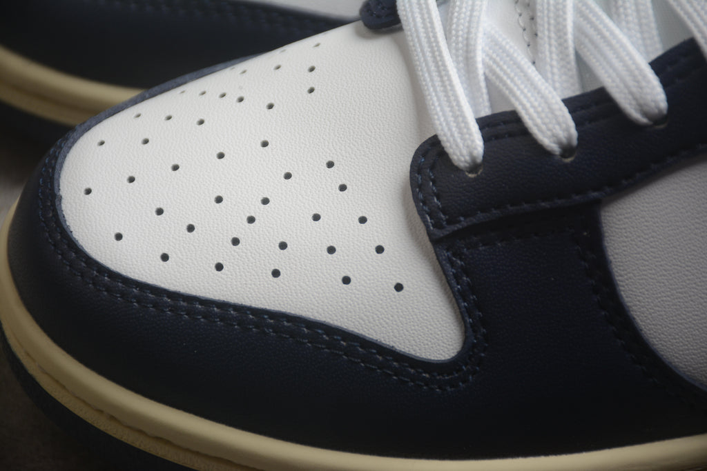 Dunk SB – Azul Oscuro / Blanco