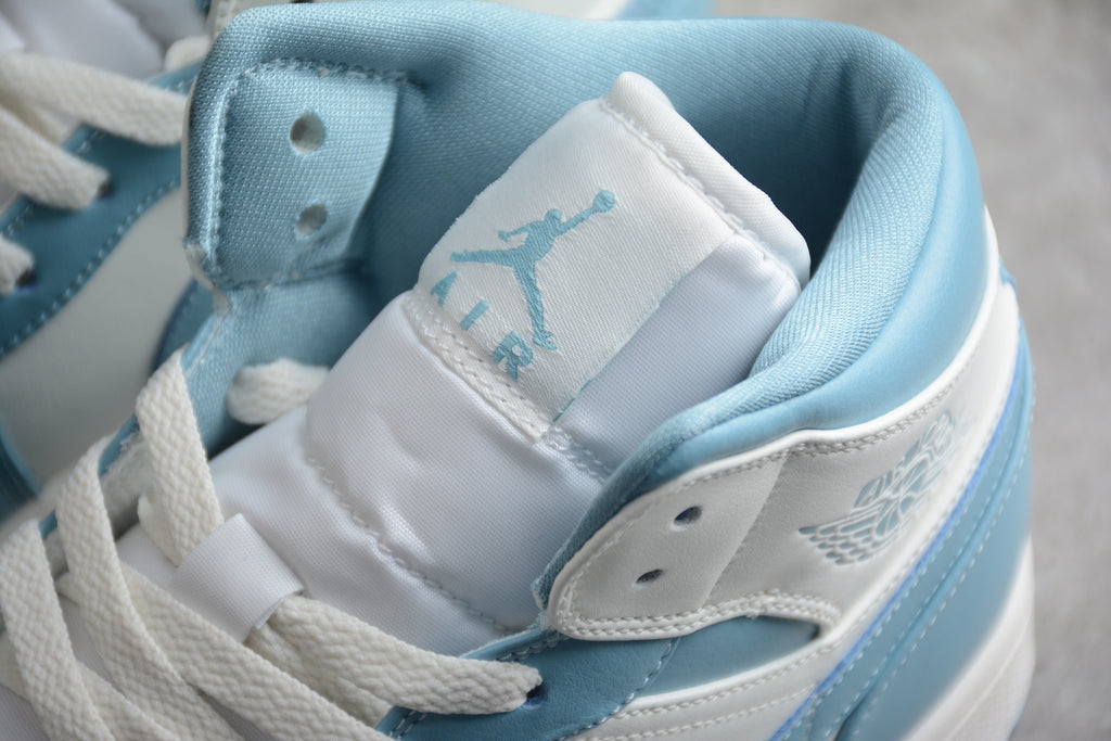 Air Jordan 1 Mid – Azul Claro / Blanco