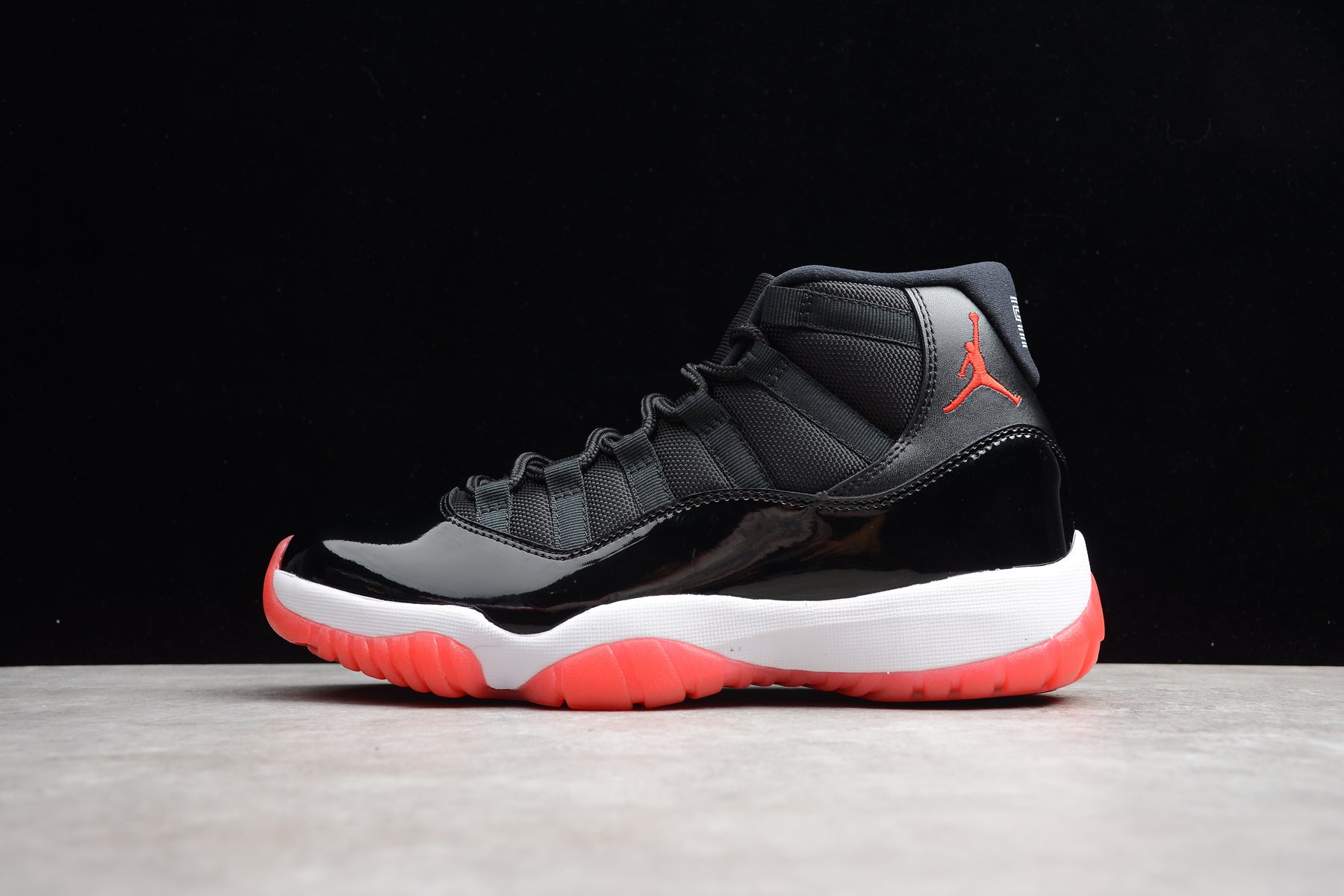 Air Jordan 11 – Negro / Rojo