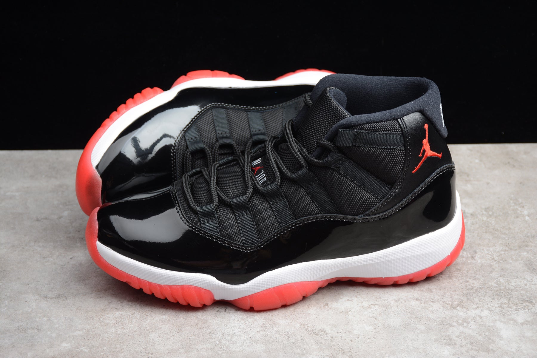Air Jordan 11 – Negro / Rojo